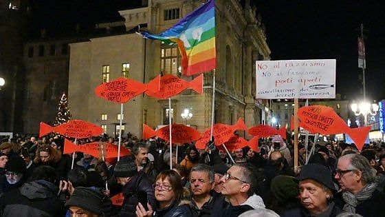 "Sardine tutte insieme oggi al Valentino, un bacione da Torino a Salvini"