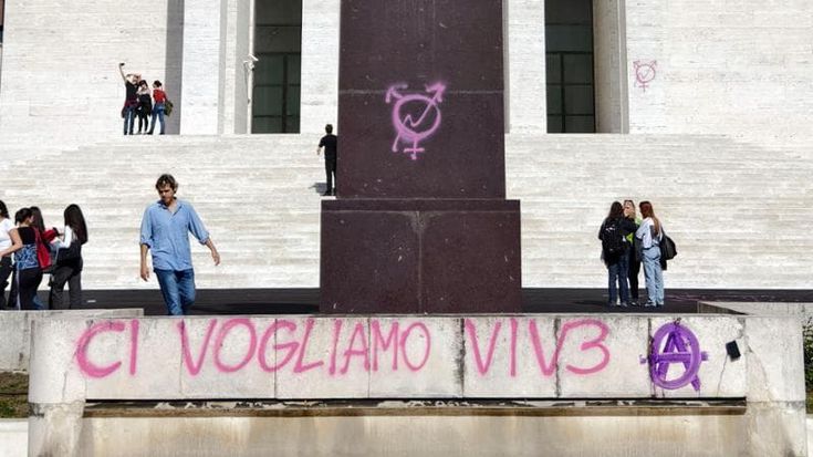 Muri imbrattati, collettivi Sapienza ribattono a Polimeni: “Rispetti il nostro dolore”