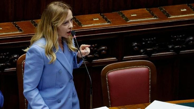 Silvestri (5S) a Meloni: “Da Trump con le ginocchiere”. L’ira della premier: “Non rispetta le donne”