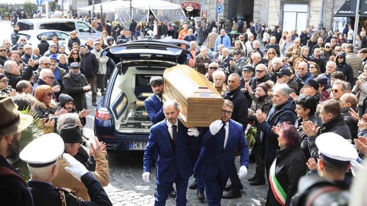 L’ultimo saluto ad Angela Luce: “Napoli ti piange cantando”