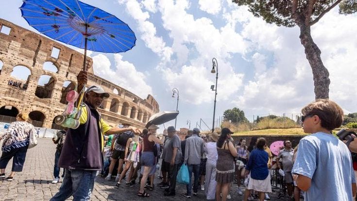 Il Colosseo come un suk a 40 gradi: gli ambulanti vendono ventilatori, cappellini e acqua a 2 euro