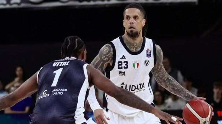 La Virtus sbanca Tortona trascinata da Hackett. Buon secondo tempo di Dos Santos