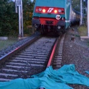 Acireale, in fuga a piedi: travolto e ucciso dal treno