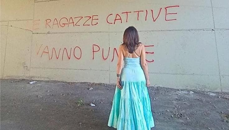“Le ragazze cattive vanno punite”: la sindaca di Ercolano fa cancellare la scritta in autostrada