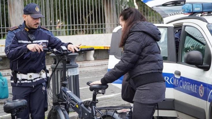Bici elettriche fuorilegge, fermati rider con e-bike modificate: stop a 80 mezzi (minicar incluse)
