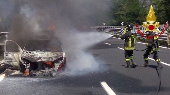 Esodo drammatico, a fuoco auto di vacanzieri: paura sulla Napoli-Bari