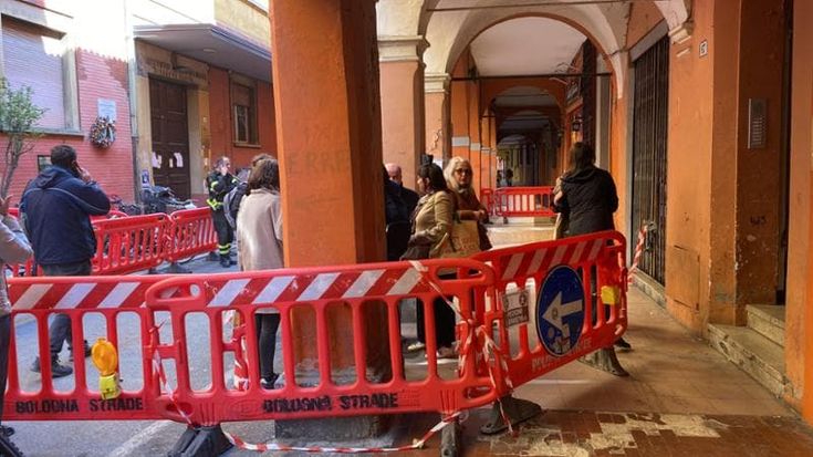 Bologna, due palazzine pericolanti in via Broccaindosso: 70 persone non possono rientrare nelle loro case