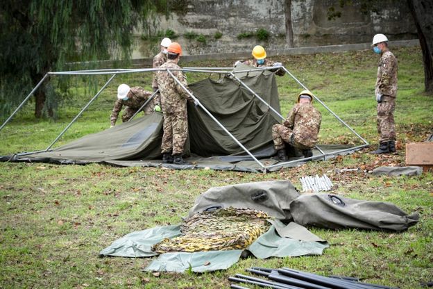 Napoli, tende dell'esercito al Frullone per fare i tamponi
