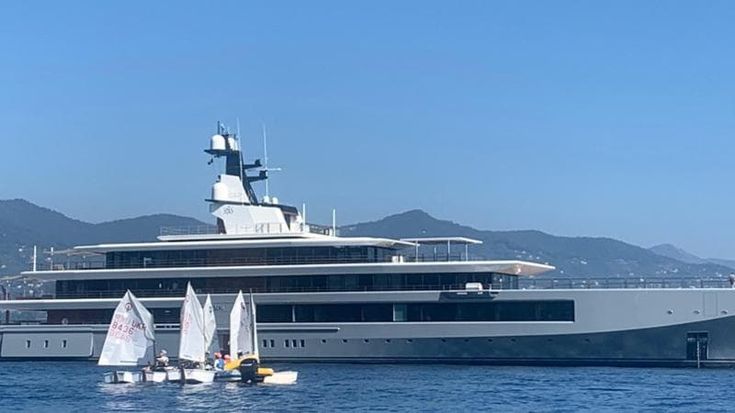 Il Seven Seas, lo yacht di Spielberg, davanti a Portofino