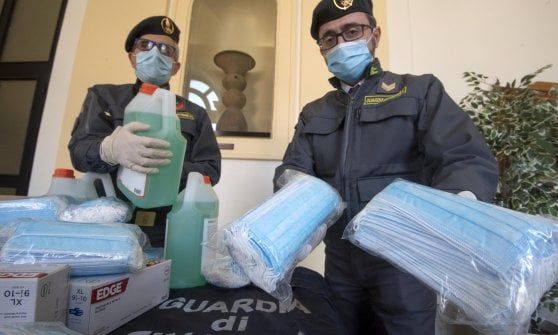 Rincari su mascherine fino all'800%: 5 denunce a Genova