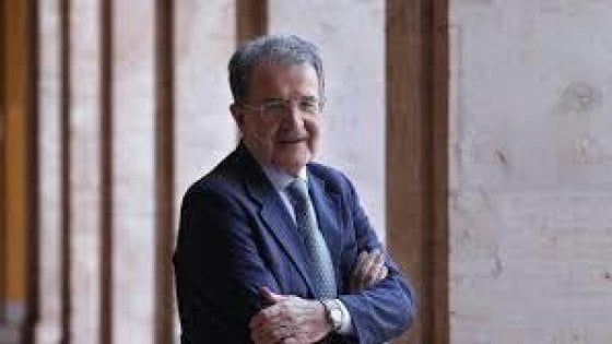 Da Prodi a Habermas a Riccardi, l'appello per gli anziani di intellettuali e politici: "Non sono scarti, no alla sanità selettiva"