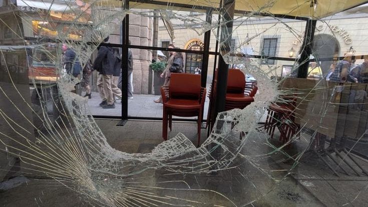 Undicimila manifestanti, 28 arresti (12 minorenni) e 141 agenti feriti: il bollettino delle piazze