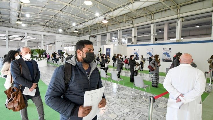 Vaccini, al via in Campania le registrazioni per Università e forze dell'ordine