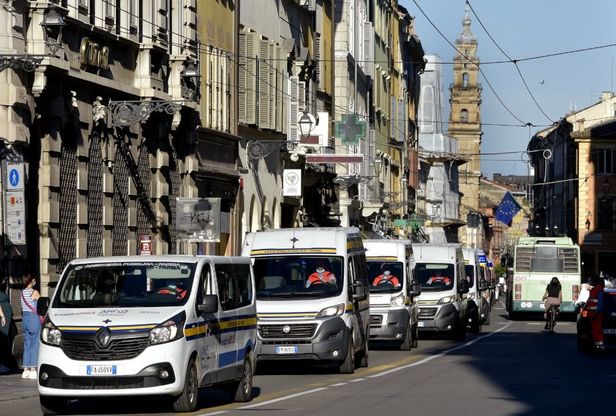 Parma, la parata dei mezzi dell'Assistenza Pubblica per le vie del centro