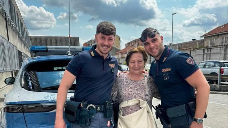Scippata a 83 anni, ritrova il ricordo di famiglia e chiede un selfie agli agenti