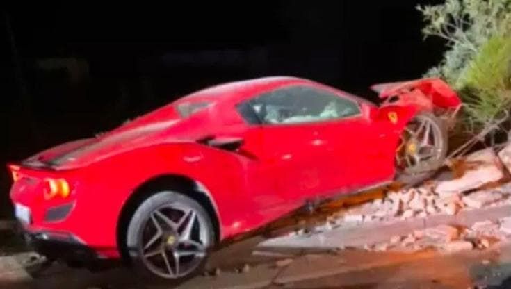 La Ferrari si schianta contro il parapetto, feriti due giovani a Gela