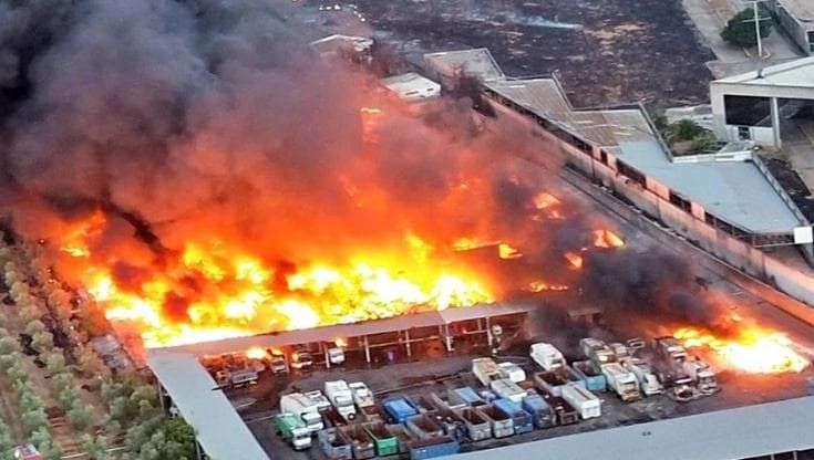 Allarme dopo l’incendio al deposito rifiuti di Lequile: “Sotto esame fumi e cenere”. Evacuata Rsa