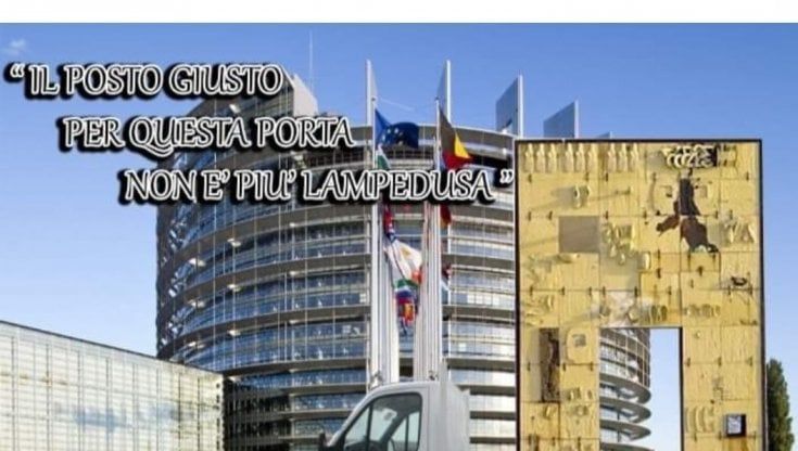 Lampedusa, il fotomontaggio del vice sindaco leghista: la Porta d’Europa su un camion via dall’isola