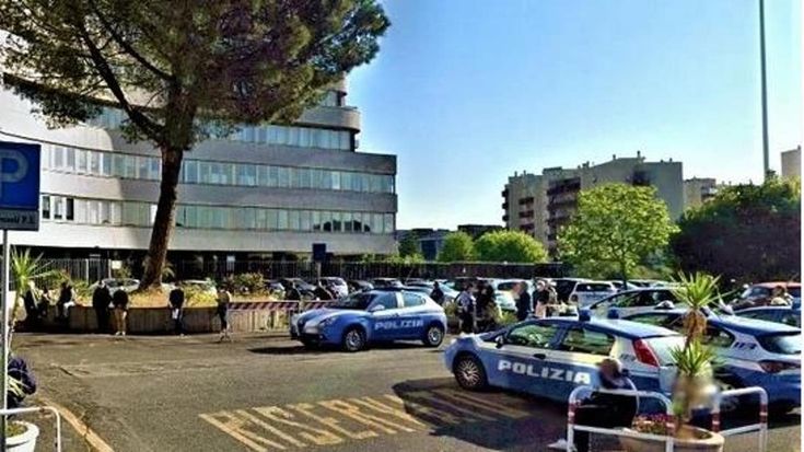 Pensionato chiede al vicino di abbassare la musica di notte: trafitto al cuore con le forbici