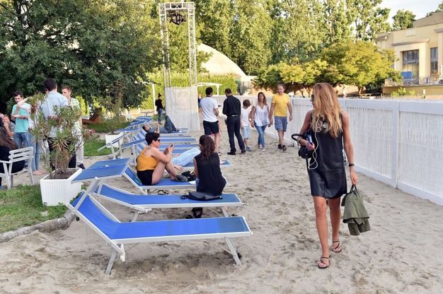 Lido di Milano, happy hour in spiaggia tra sabbia e tramonti