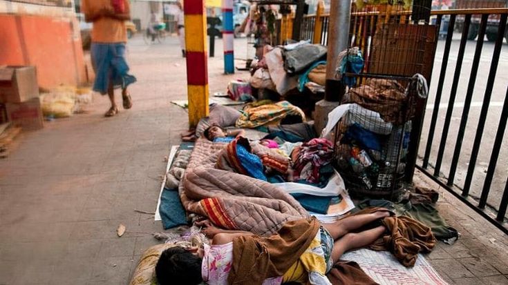 I senza casa: tre miliardi di persone non hanno un alloggio in cui vivere