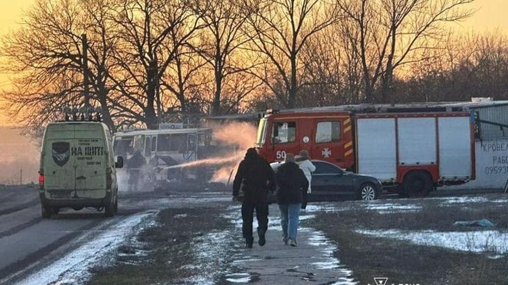 Guerra Ucraina-Russia, drone russo su un bus nella regione di Dnipro: 15 minatori morti