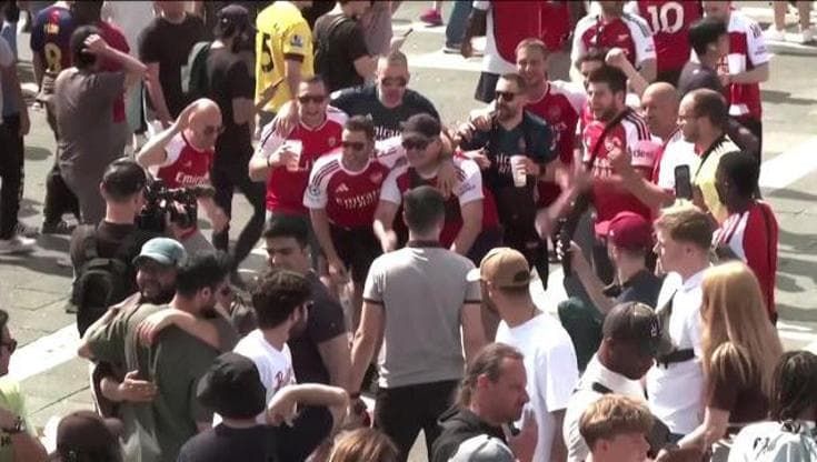 Champions League, canti ed entusiasmo: l'arrivo dei tifosi alla Puskás Aréna in un clima di festa