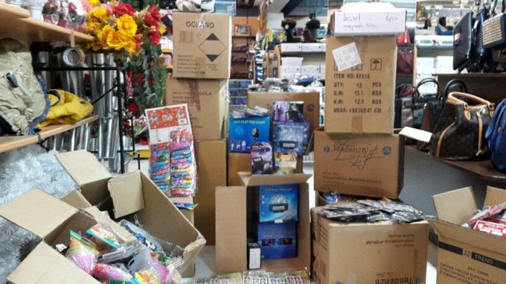 Varese, lucine di Natale e addobbi non sicuri: la Finanza sequestra 90mila articoli cinesi