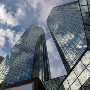 Deutsche Bank anticipa i conti e stupisce il mercato