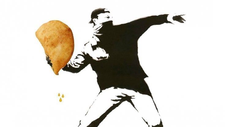 Banksy, i leggendari murales declinati alla barese: al posto del mazzo di fiori c'è un panzerotto