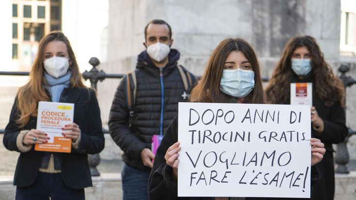 I giovani avvocati scendono in piazza: “Senza concorso e con paghe da fame”