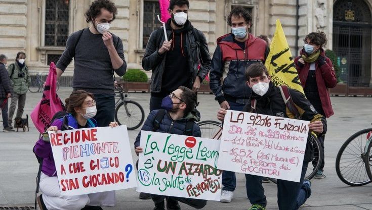 In piazza contro la legge 'liberi tutti' del Piemonte a favore del gioco d'azzardo: "Così si attenta alla salute pubblica"