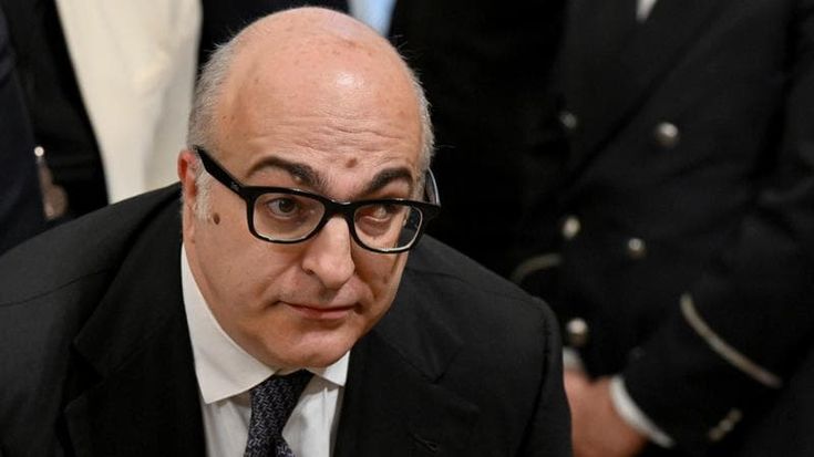 Mario Sechi licenziato da Angelucci: “Proprio ora che sono finito sotto scorta e minacciato”