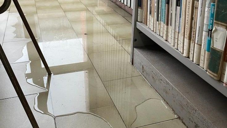 Piscinola, infiltrazioni e caduta di calcinacci: "Chiudo la biblioteca"