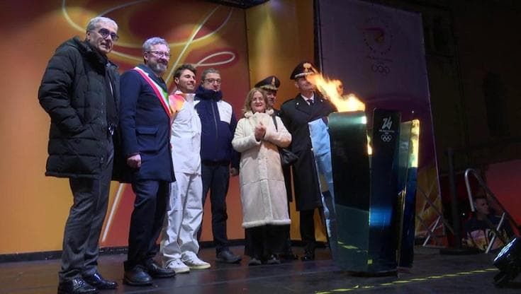 Milano Cortina 2026, la fiamma olimpica arriva a Trento: il velista Tita accende il braciere