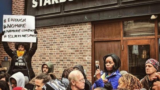Usa, afroamericani arrestati da Starbucks. La catena si scusa