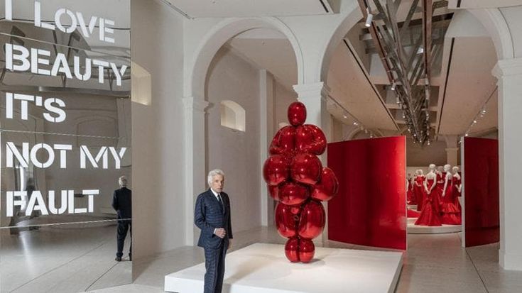 “Amo la bellezza, non è colpa mia”: il genio di Valentino si fa opera d’arte a Pm23