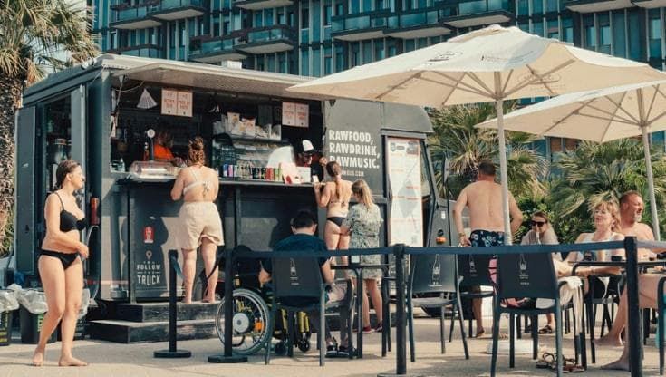 Pane e pomodoro, aperitivo ecologico: drink gratis per ogni bicchiere pieno di mozziconi abbandonati