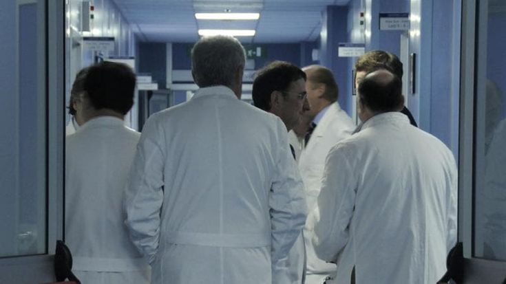Primari ospedali, sventato il blitz per trasferire le nomine dagli atenei alla politica: si tratta