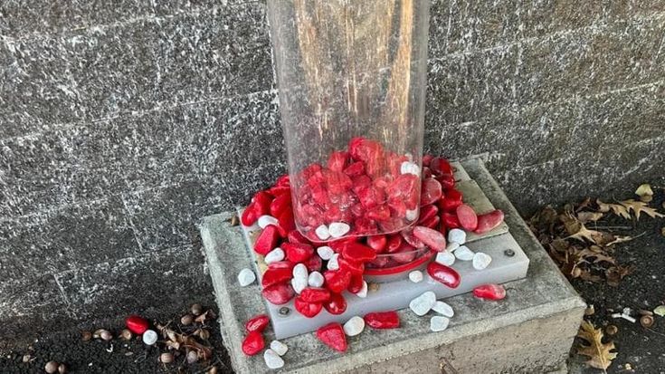 Distrutto il monumento contro la violenza sulle donne a Buccinasco: “Se è stato un incidente, perché nessuno ha chiesto scusa?”