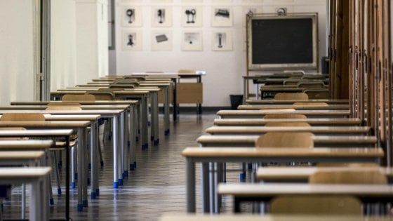 De Luca, scuole chiuse in Campania fino al 30 ottobre. La ministra Azzolina: "Decisione grave e sbagliata"