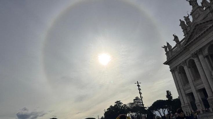 Un’aureola intorno al Sole dà spettacolo in centro a Roma: turisti e romani stregati dal fenomeno