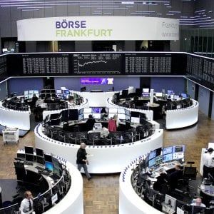 Borse europee contrastate. Wall Street chiude con nuovo record, Apple ancora in calo 