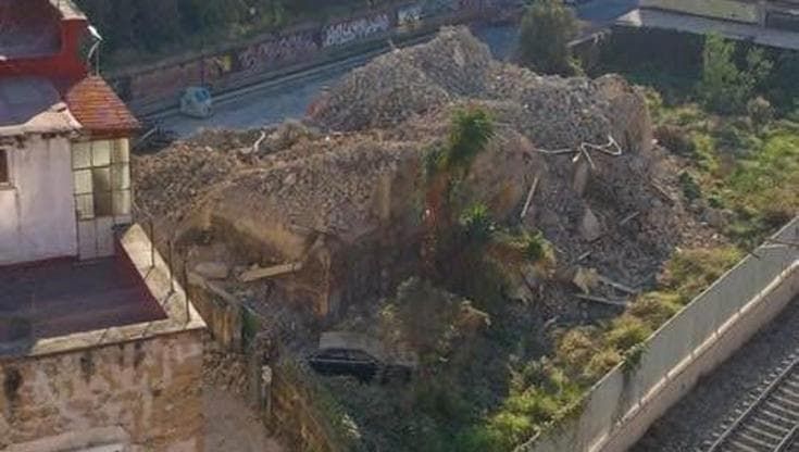Napoli, demolita la palazzina pericolante di Bagnoli, dopo il crollo di un’ala lo scorso sabato