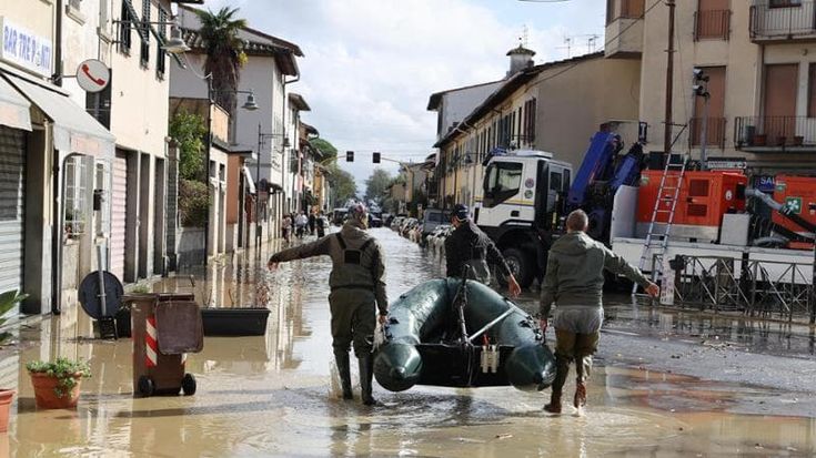 Prato, esonda di nuovo il torrente Bagnolo: 170 evacuati. Allagamenti a Vaiano. Poi il sindaco rassicura: “Per ora situazione rientrata”