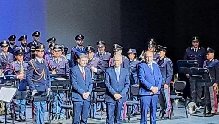 Piantedosi si blinda alla festa della polizia dopo il caso Claudia Conte: “Isolate i giornalisti”