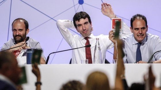 Pd si spacca su due mozioni poi la tregua. Martina: "No a divisioni mentre l'Italia vive ore drammatiche" 