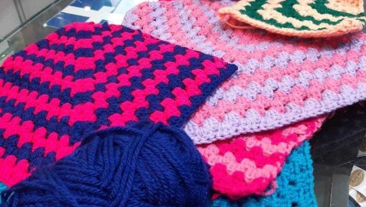 Potenza, coperte lavorate a mano per i profughi ucraini: l'iniziativa di Bucaletto
