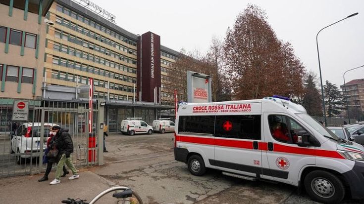 Trovata nuda e priva di conoscenza in un’aiuola, mistero su una ventenne ora grave in ospedale
