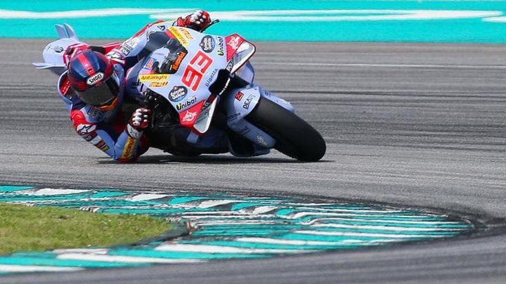 MotoGp, Marquez davanti a Bagnaia nel primo giorno di test. Martin il più veloce: “Questa Ducati è ancora più potente”